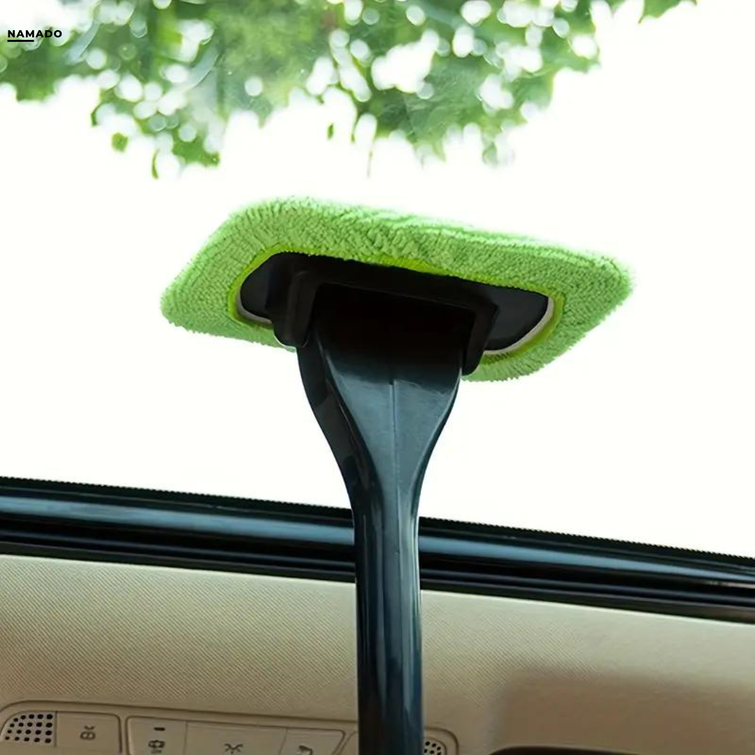 Autoreiniger met lange handgreep voor een schoon dashboard