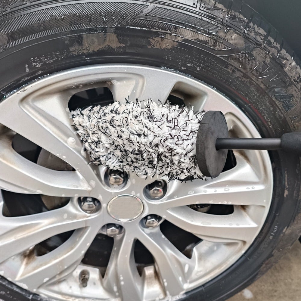 Autowiel wordt grondig gereinigd met de Velunor borstel
