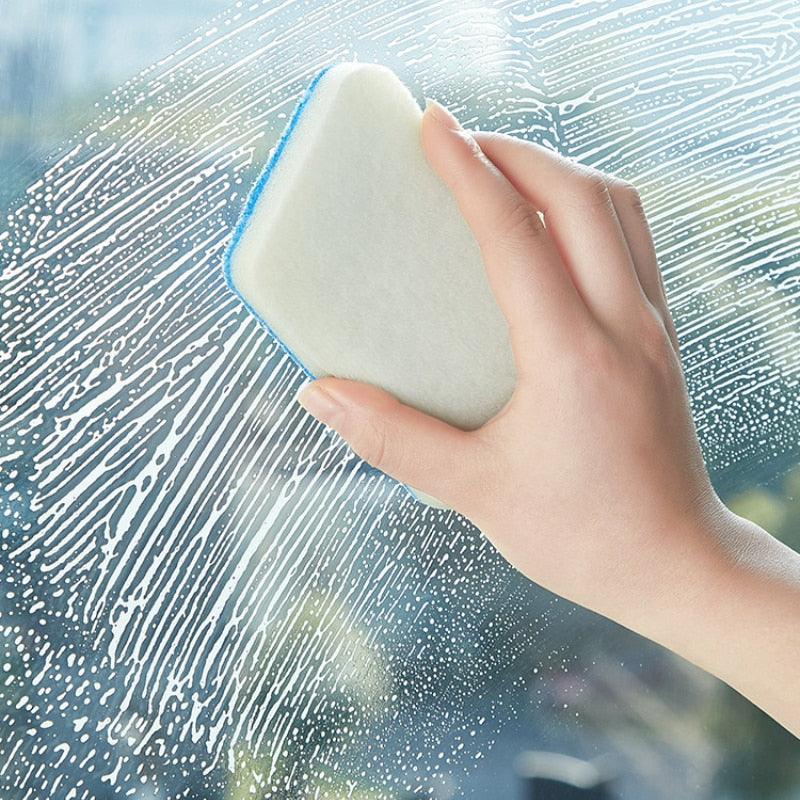 Veldora schoonmaakborstel in gebruik op een hoge tegelwand