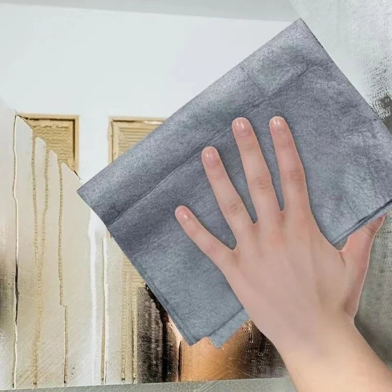Schoonmaakdoek die wordt gebruikt om een raam streeploos te reinigen